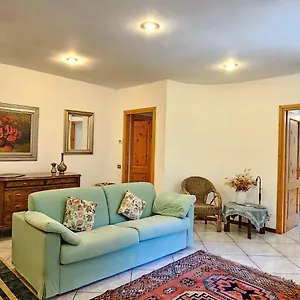Con Ingresso Autonomo, Giardino Privato E Portico Introbio